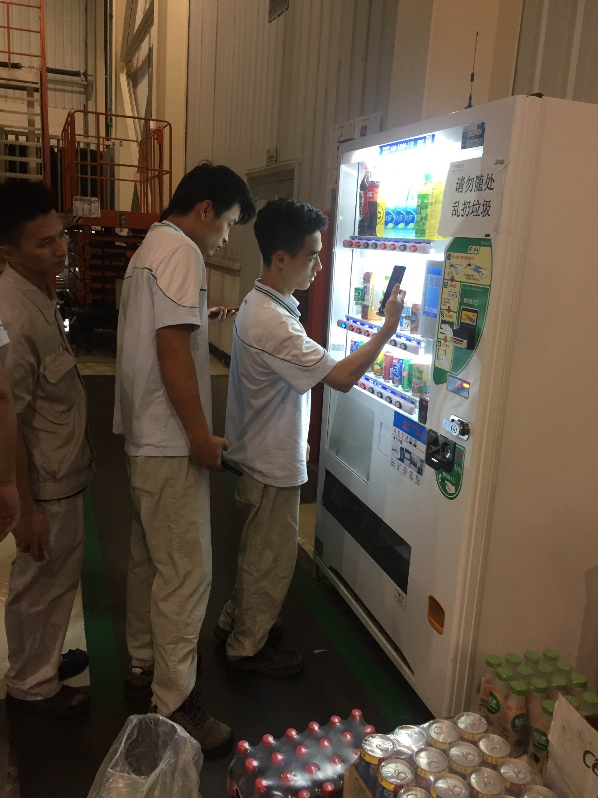 無(wú)人售貨機，自動(dòng)售貨機，自助售貨機，自動(dòng)販賣(mài)機，自助售賣(mài)機，富宏智能售貨機