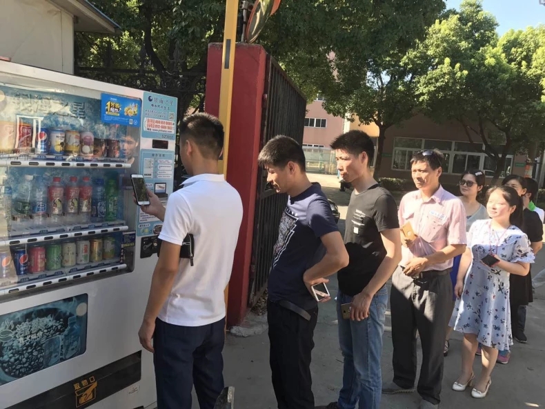 自動(dòng)售貨機多少錢(qián)一臺,自動(dòng)售貨機哪家好,自動(dòng)售貨機,自動(dòng)販賣(mài)機,自動(dòng)售貨機運營(yíng),富宏自動(dòng)售貨機,自動(dòng)售貨機廠(chǎng)家,無(wú)人售貨機,富宏智能,廣州自動(dòng)售貨機,全自動(dòng)售貨機